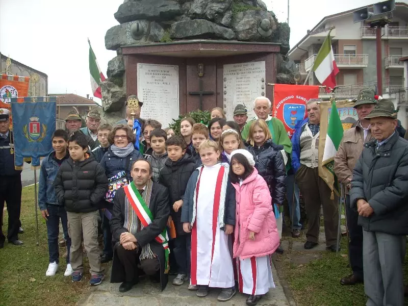 Foto di gruppo al monumento